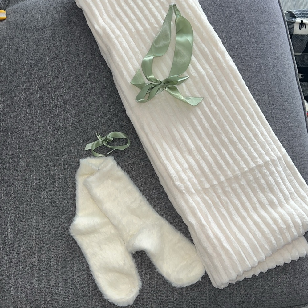 Travel fleece blanket with fuzzy socks (New) - Picture 2 of 4